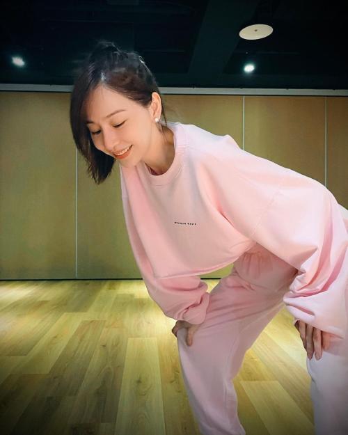 Outfit actress in sports style! Not only comfortable, but also fashionable: Wang Xinling's pink suit looks fresh and rejuvenates

