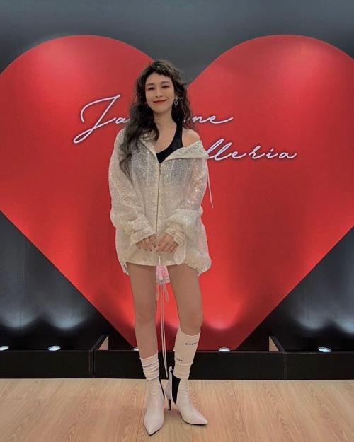 Outfit actress in sports style! Not only comfortable, but also fashionable: Wang Xinling's pink suit looks fresh and rejuvenates
