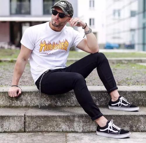 T-shirt + baseball cap - the perfect combination for summer.

