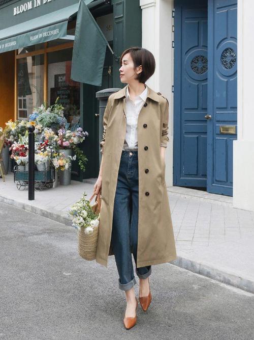This spring, a popular way to wear it called "windbreaker + cigarette pants", which looks thin and fashionable, suitable for women over 40 years old.
