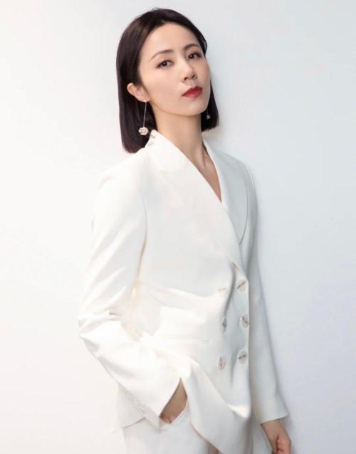 Sun Li finally got rid of "multi-mother" label, white T+ sunglasses are so conspicuous, and her temperament is still outstanding.
