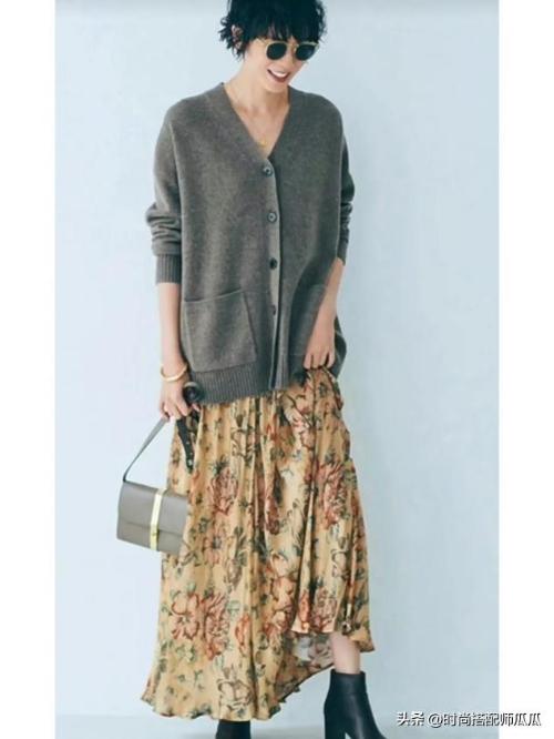 "Knee-low skirt + flat shoes" = most elegant dress for a middle-aged woman in early spring, beautiful and tasteful
