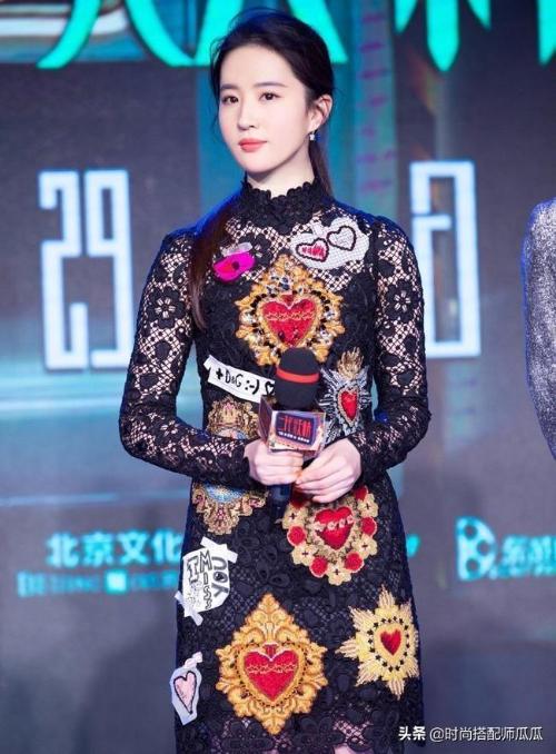 When Liu Yifei was little, she "dared to wear it": she wore a pink trumpet dress, beautiful and touching, and her figure was expected.
