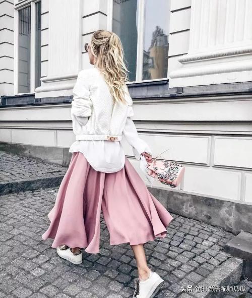 Pleated skirt + white shoes = most fashionable and high price this summer, elegant and high-end, suitable for short people.
