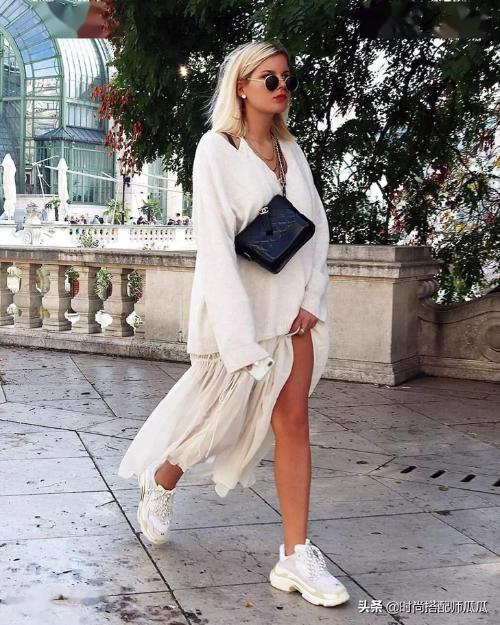 Pleated skirt + white shoes = most fashionable and high price this summer, elegant and high-end, suitable for short people.

