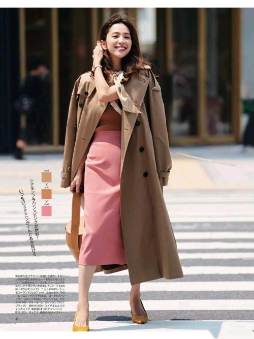 Women in their 30s and 40s try not to wear coats and leggings, but follow Japanese magazines to show their fashion temperament.
