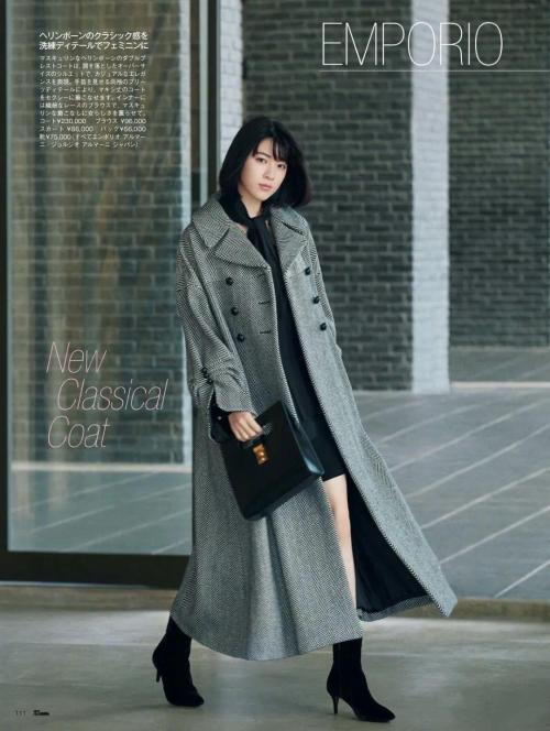 Women in their 30s and 40s try not to wear coats and leggings, but follow Japanese magazines to show their fashion temperament.

