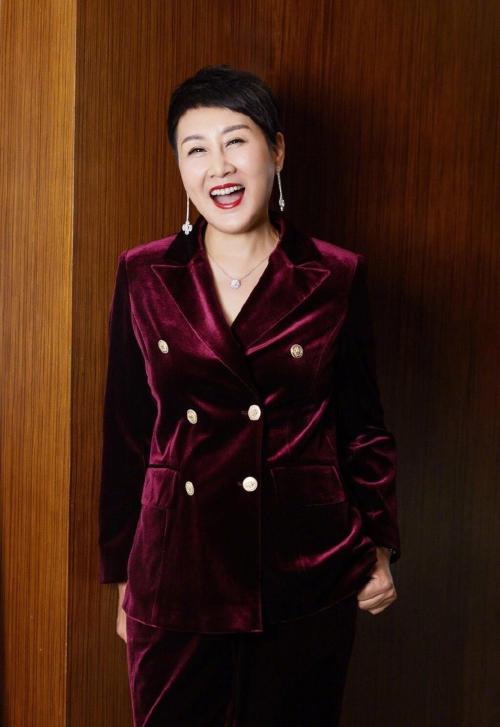 57-year-old Zhang Kaili is so fashionable, wearing a wine red suit is too elegant, it is very suitable for mothers in their fifties and sixties.

