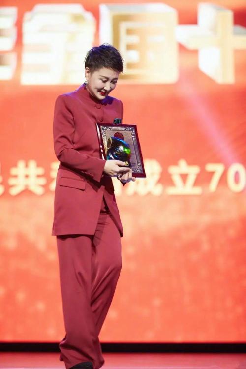 57-year-old Zhang Kaili is so fashionable, wearing a wine red suit is too elegant, it is very suitable for mothers in their fifties and sixties.

