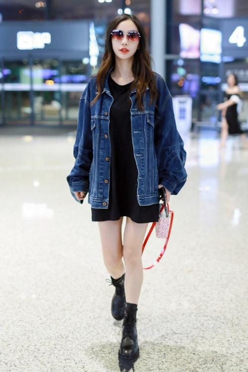 Yang Ying knows how to wear it, and rarely wears "jeans + t-shirt skirt", her good figure has long been amazing
