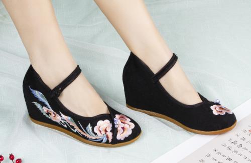 What embroidered shoes should be worn in cheongsam?
