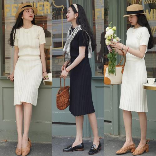 In early autumn, there is a popular way to wear: knitted sweater + skirt, delicate and thin.
