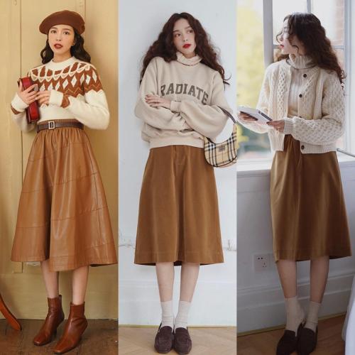 In early autumn, there is a popular way to wear: knitted sweater + skirt, delicate and thin.
