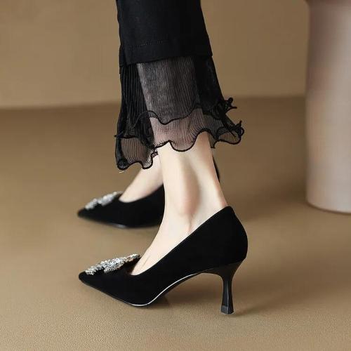 Popular fastening, line design, a pair of beautiful high heel shoes!
