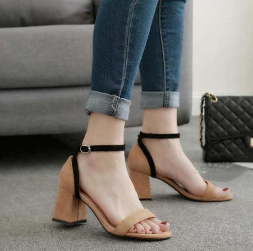 High-heeled sandals with fishmouth buckles are full of charm and discretion, perfect for street.
