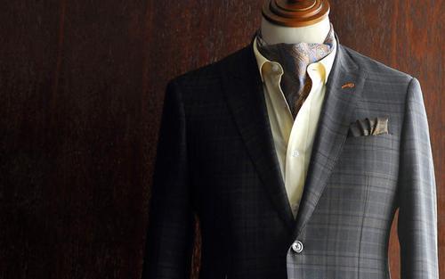 When wearing a suit (male), do not ignore these details and accessories.
