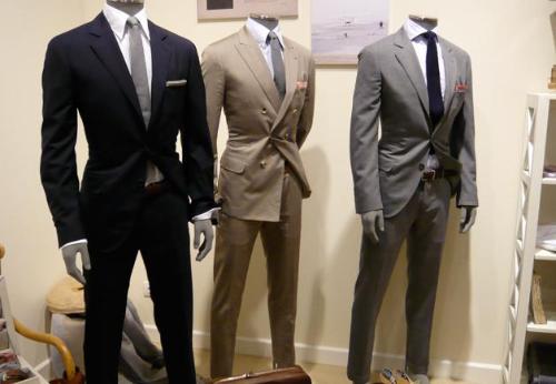 Knowledge that should be known in advance for tailor-made suits and what are features of wearing a suit.
