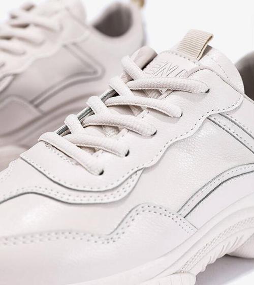 Shoes for dad, a sharp tool for going out, pure white is more youthful and versatile.

