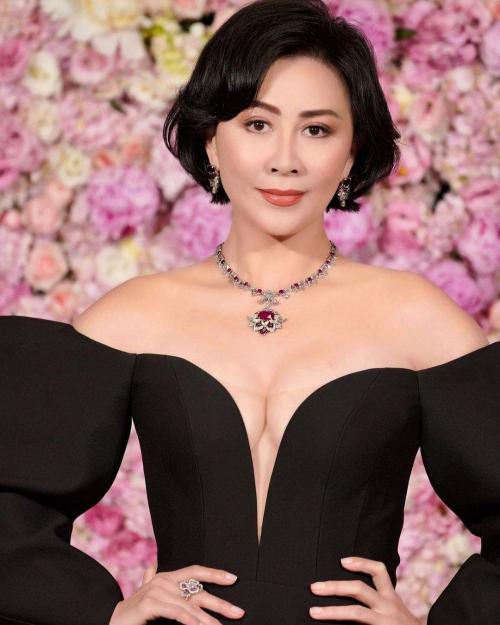 Karina Lau, 56, plays a powerful officer in Tomorrow's War! Well-groomed and sexy body

