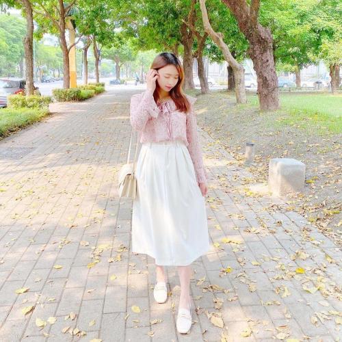 The formula of wearing a white long skirt is versatile and covers body Every day OOTD is not a problem

