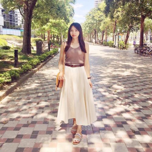 The formula of wearing a white long skirt is versatile and covers body Every day OOTD is not a problem
