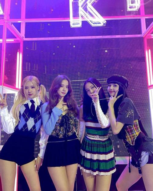 All BLACKPINK members are wearing eye-catching miniskirts! Surprising reappearance of "full-screen long legs"
