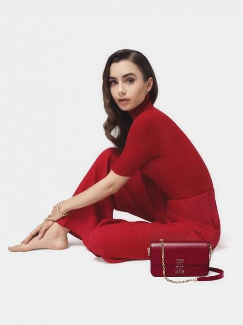 Lily Collins "Barefoot" shoots a fashion blockbuster! Dressed in red, she was praised for her super-powerful aura.
