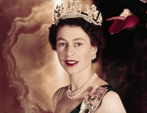 A piece of jewelry that makes women of British royal family a weak point, this pearl necklace has gone through three generations.
