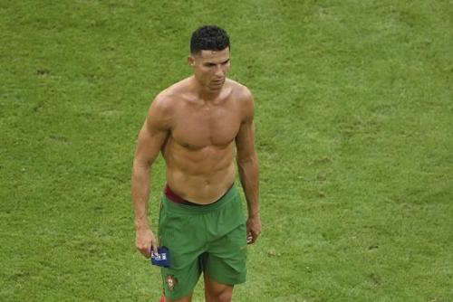 Ronaldo "takes his shirt off" with super crazy muscle lines! Netizen interpretation: I won't drink Coke in future
