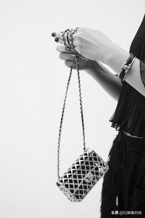 The mini bag is addictive! Chanel's spring and summer are full of "garbage bags," each containing a stalk.
