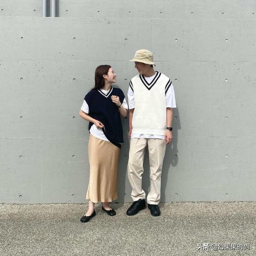 Valentine's Day! Japanese and Korean couples show off their outfits, black, white and gray contrasting colors match tacit understanding of love
